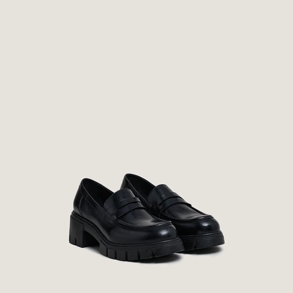 Heeled loafers with notched soles in black leather | ARON