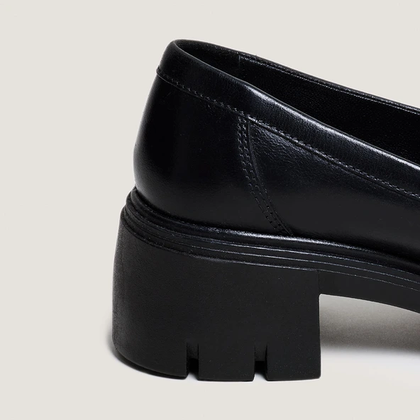 Heeled loafers with notched soles in black leather | ARON