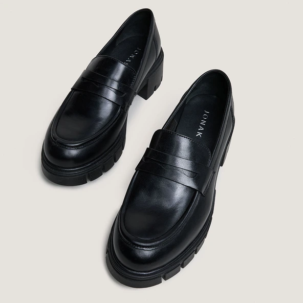 Heeled loafers with notched soles in black leather | ARON