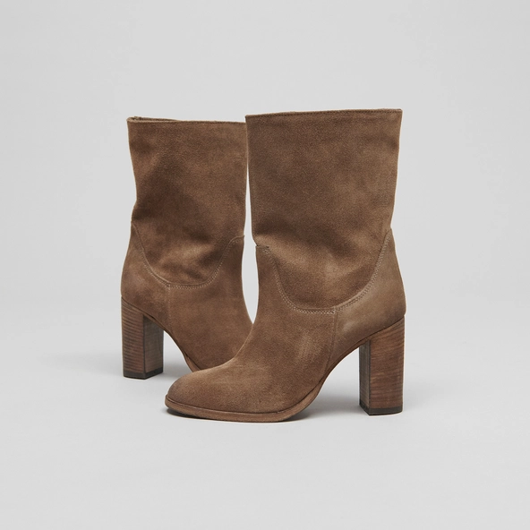 Boots with heels and oval toes in cognac suede | FRANCINE