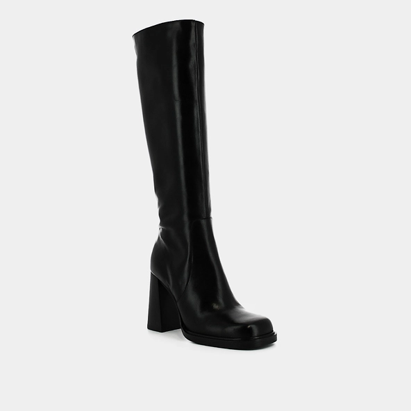 Boots with heels and square toes in black leather | BERTRAND