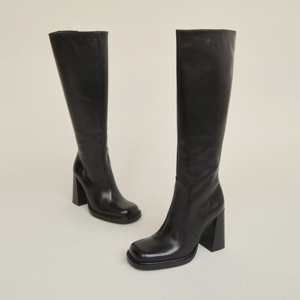 Boots with heels and square toes in black leather | BERTRAND