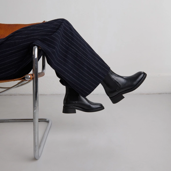 Round-toed boots in black leather | PARISSE