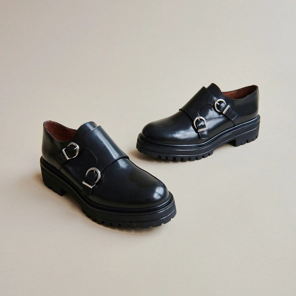 Derbies with double buckles and notched soles in black glazed leather | AMSTERDAM