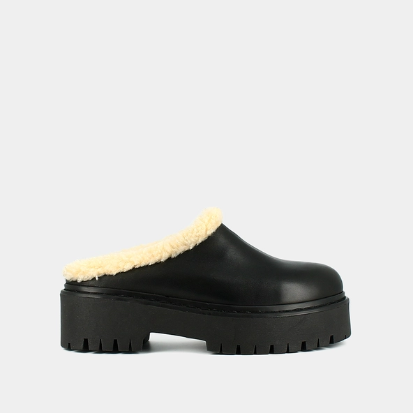 Round-toed mules with notched soles in black leather | RAYA