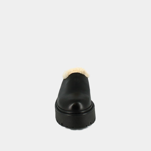 Round-toed mules with notched soles in black leather | RAYA