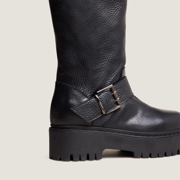 Boots with straps and notched soles in black grained leather | REINE