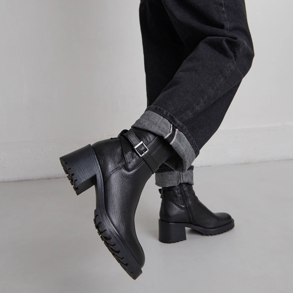 Round-toe buckle boots in black grained leather | CLOVIS