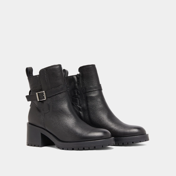 Round-toe buckle boots in black grained leather | CLOVIS