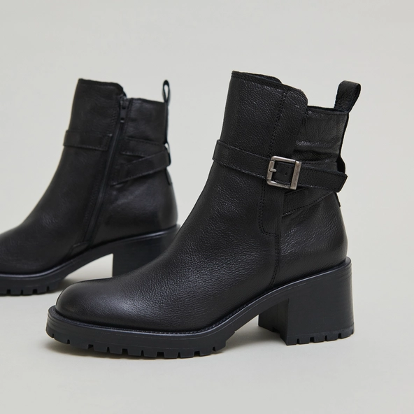 Round-toe buckle boots in black grained leather | CLOVIS