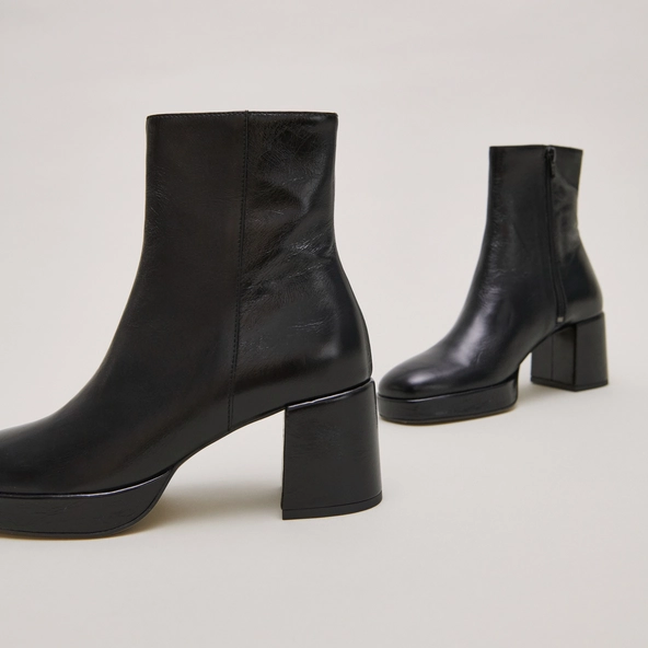 Square-toe boots in black aged leather | VANVES