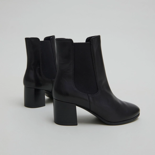 Boots with heels and elastic in black leather | ALDERIC