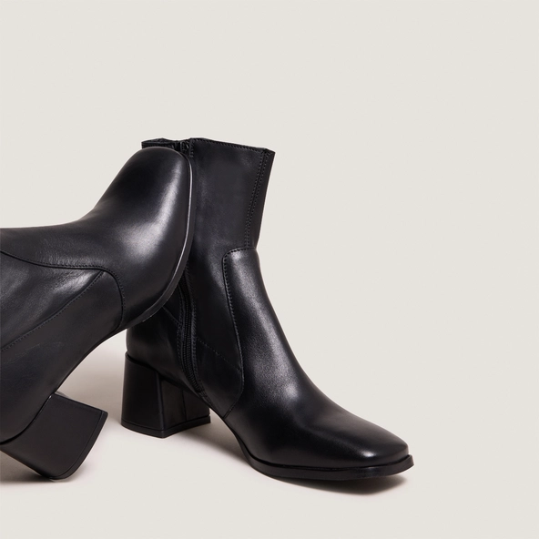 Oval-toe boots in black leather | ARGENTAT