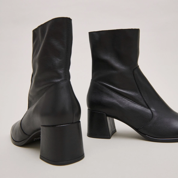 Oval-toe boots in black leather | ARGENTAT