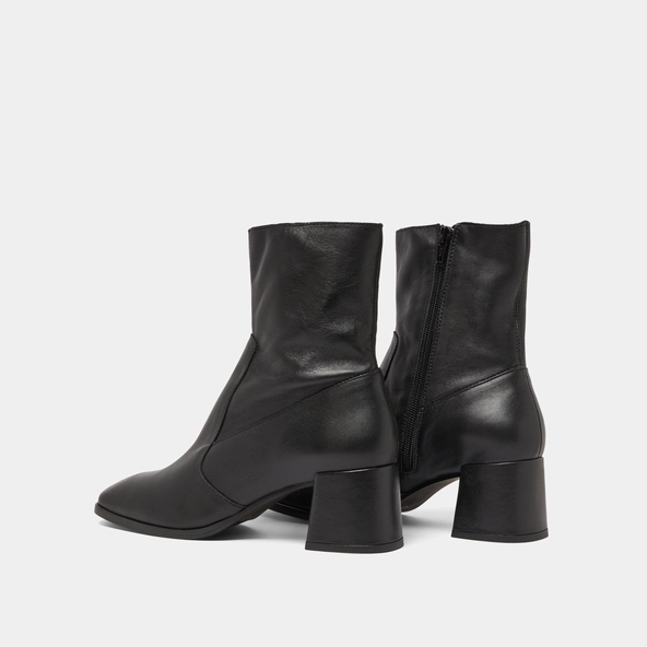 Oval-toe boots in black leather | ARGENTAT