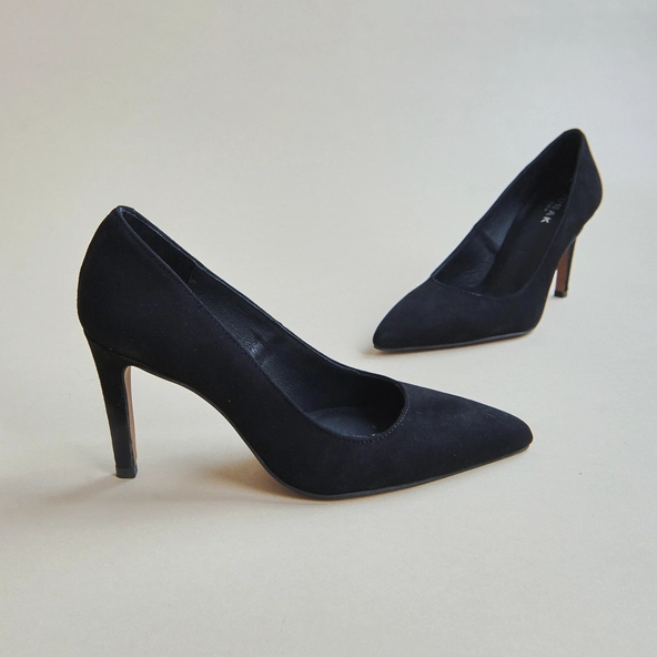 Pumps with pointed ends in black velvet | BABOR