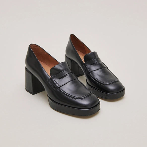 Heeled loafers with rounded tips in black leather | VOLTURA