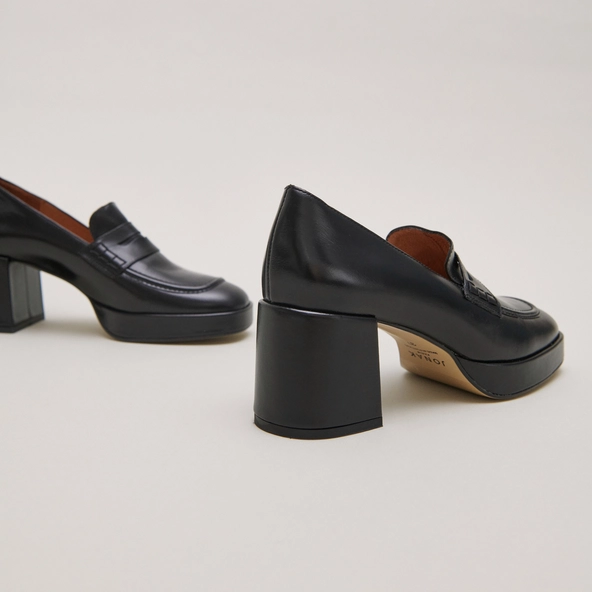 Heeled loafers with rounded tips in black leather | VOLTURA
