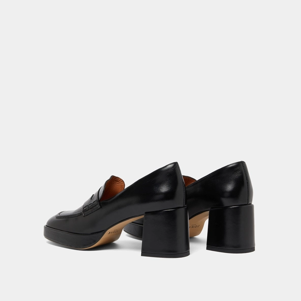 Heeled loafers with rounded tips in black leather | VOLTURA
