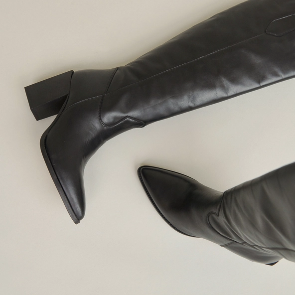 Pointed boots with heels in black leather | PAPRIKA