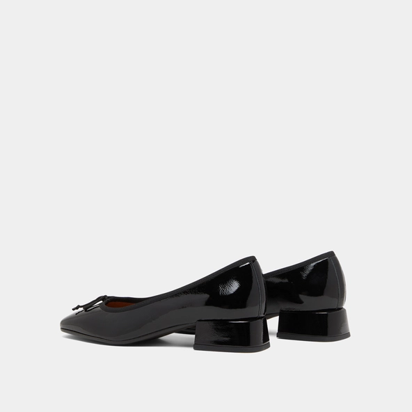 Ballet flats with square toes in black pleated patent | DYBIL