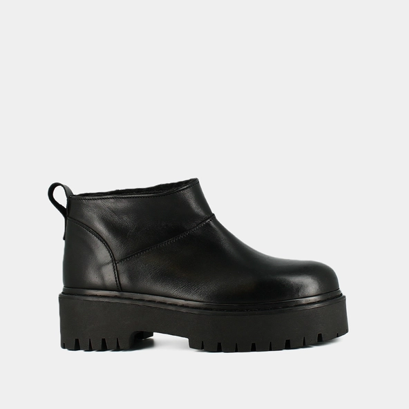 Boots with notched soles in black leather | RADIO