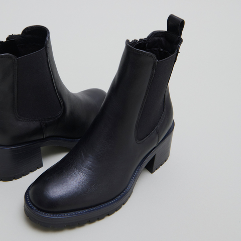 Lowboots with elastic bands black