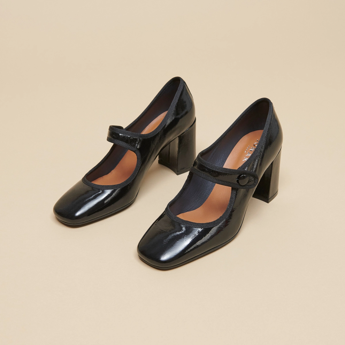 Heeled babies with big buckle straps in black pleated patent leather | DRANCY