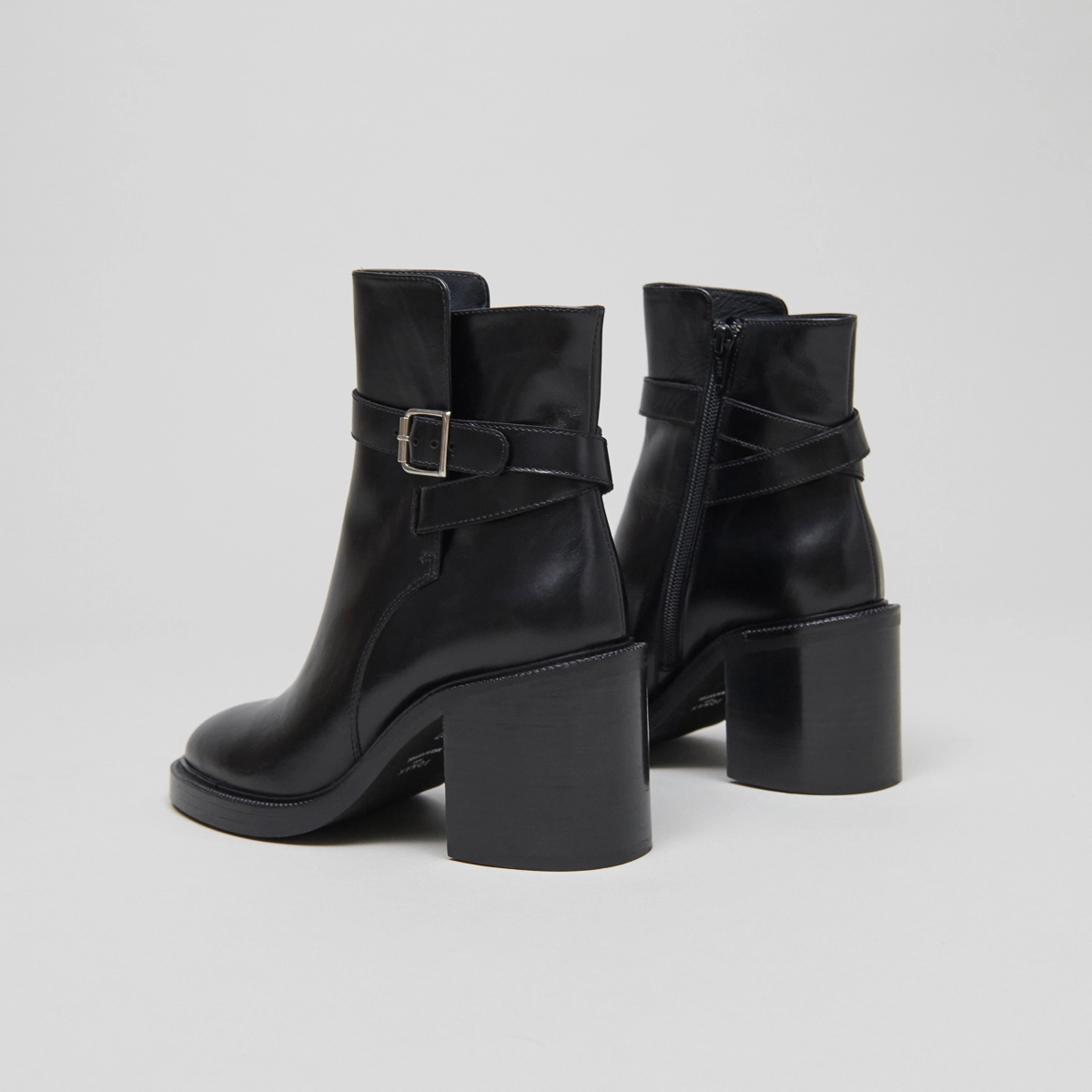 Ankle boots with high heels in black leather | DACTYLO