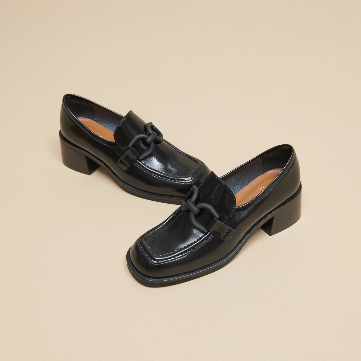 Loafers with heels in black shiny leather | DARKNET