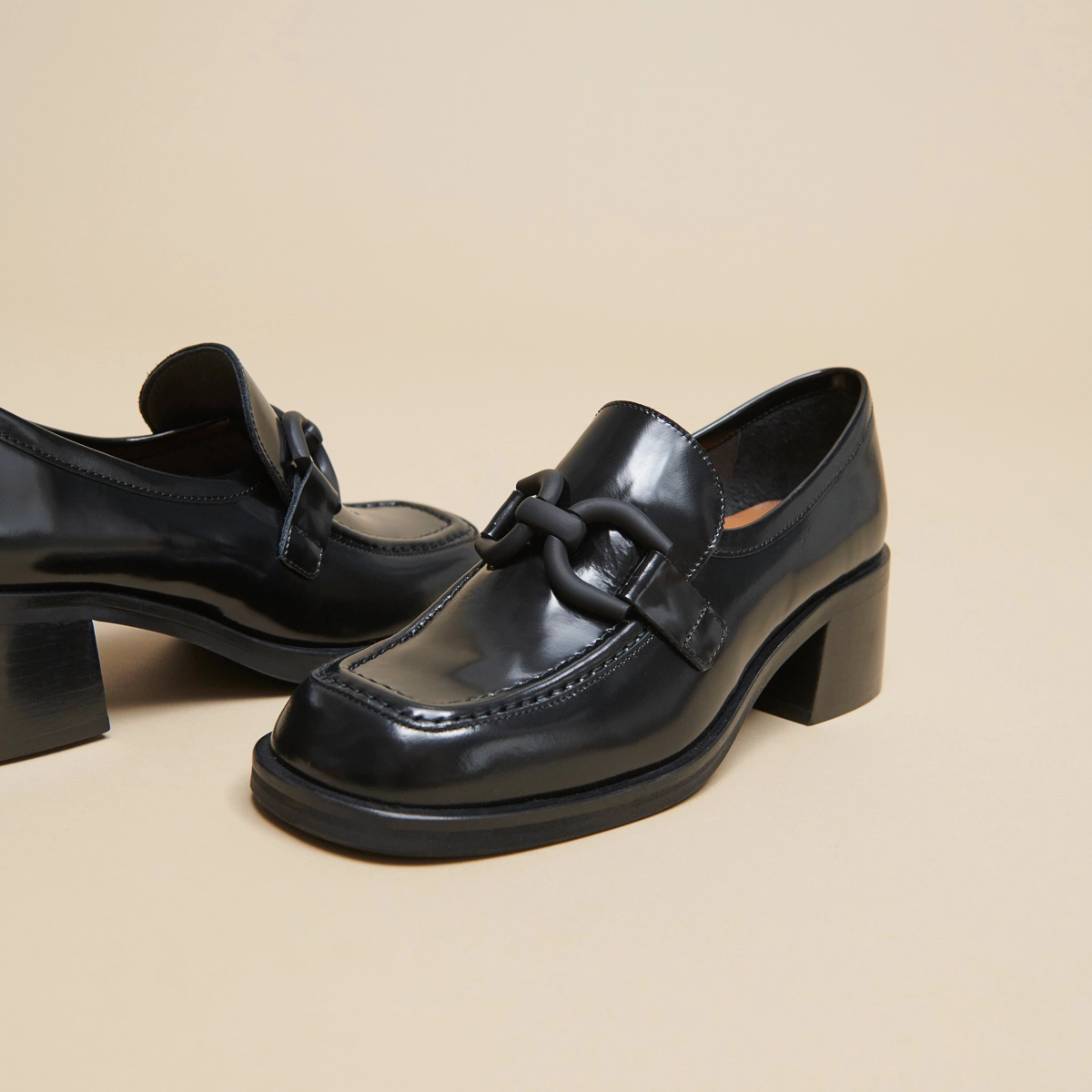 Loafers with heels in black shiny leather | DARKNET