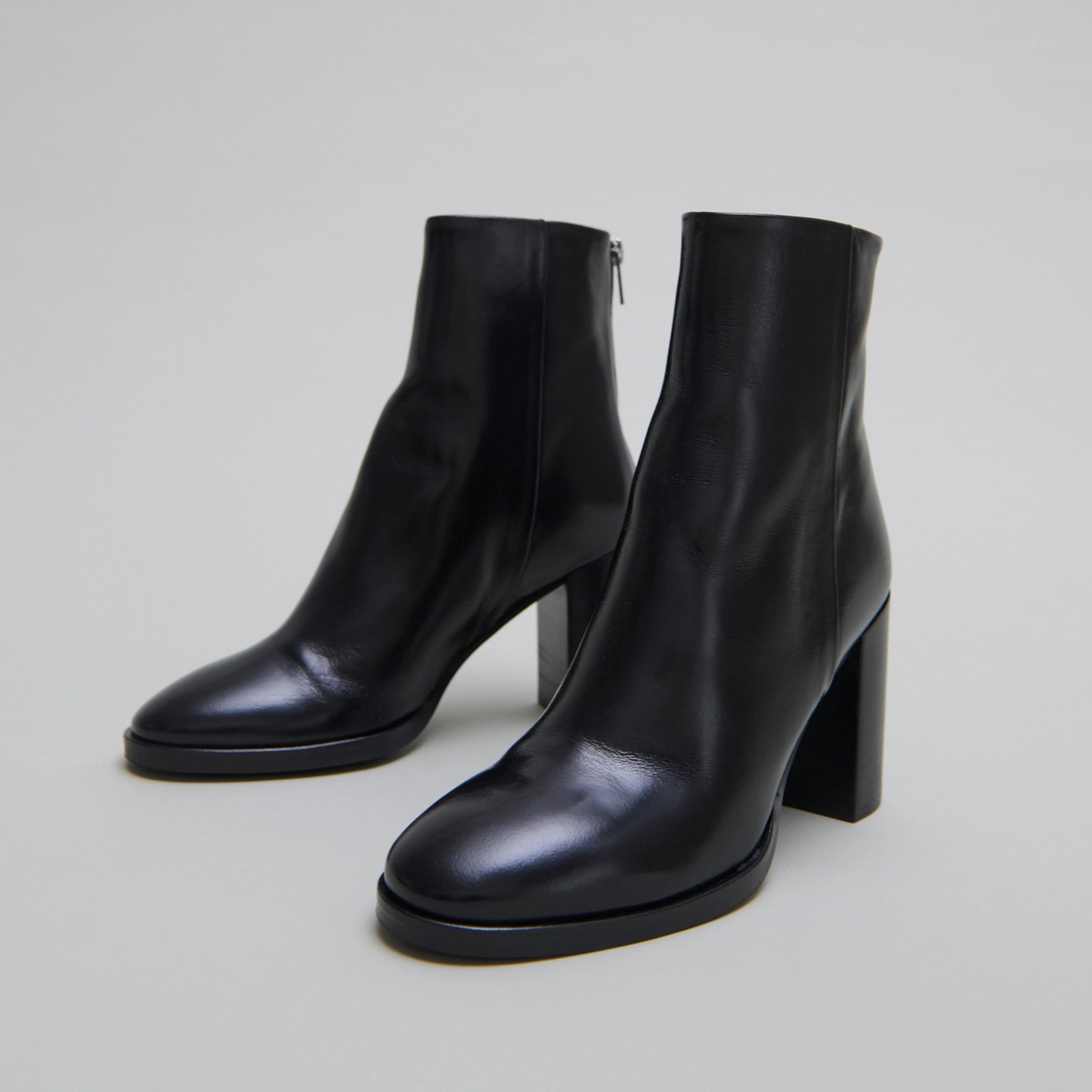 Ankle boots with heels in black leather | DEEP