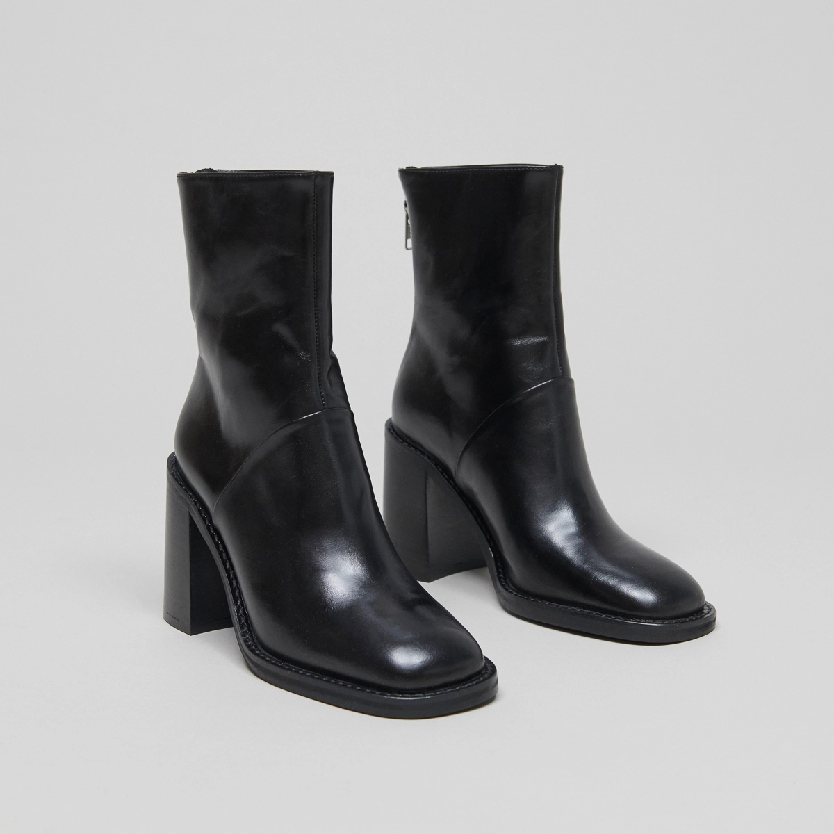 Boots with high heels in black leather | DUTY