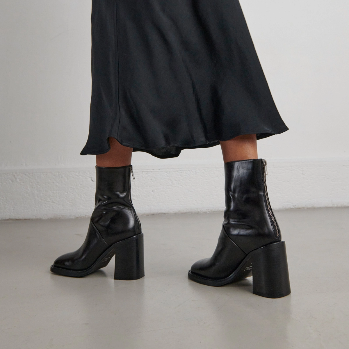 Boots with high heels in black leather | DUTY