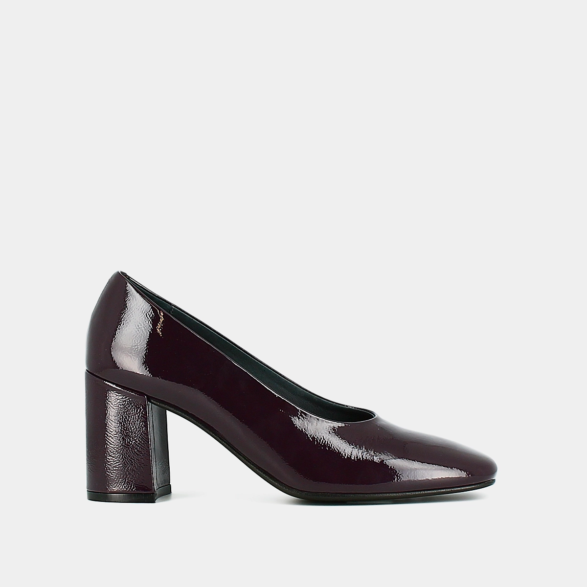 Pointed-toe pumps in black pleated patent | DELAWARE