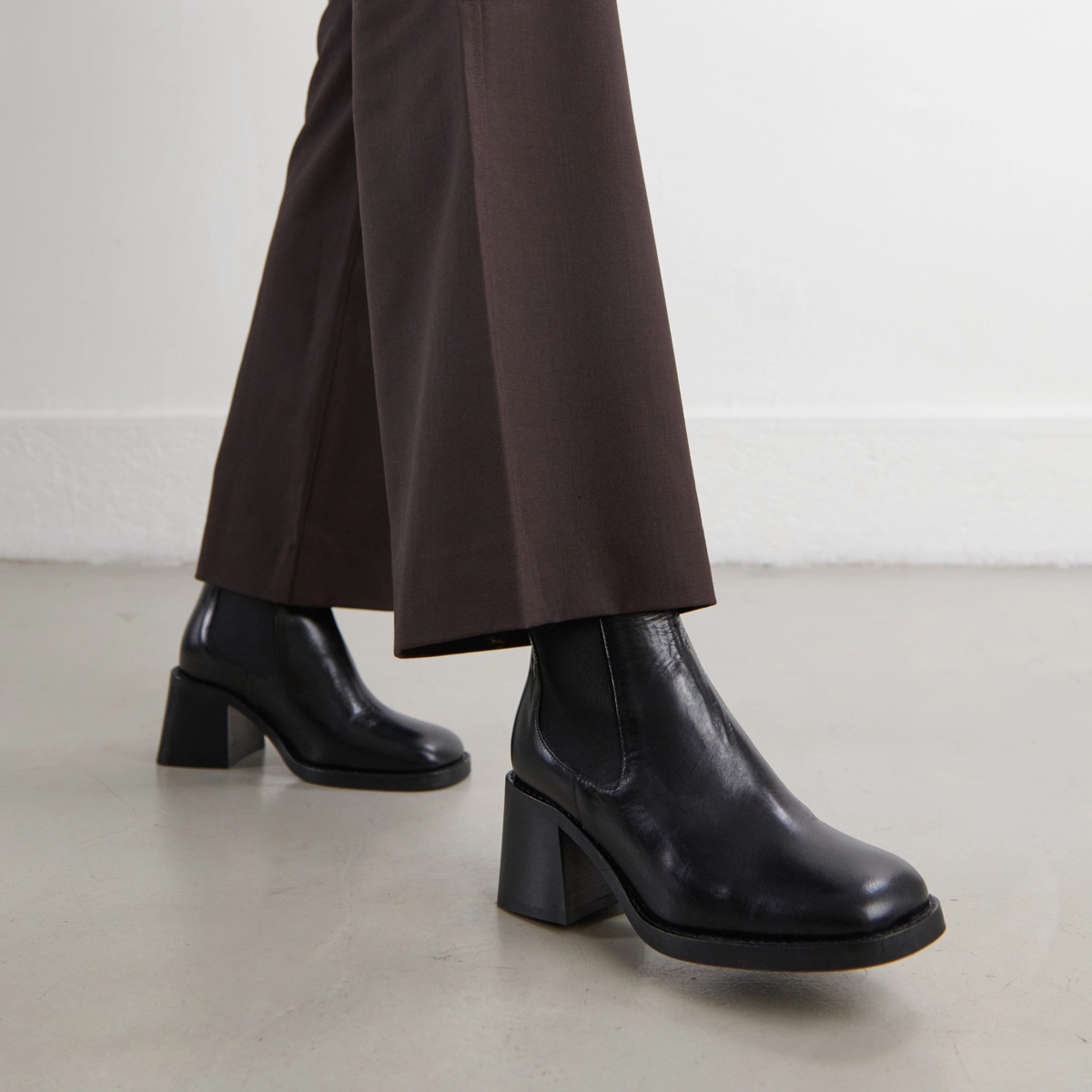 Ankle boots with elastics and chunky heels in black leather | DUCK