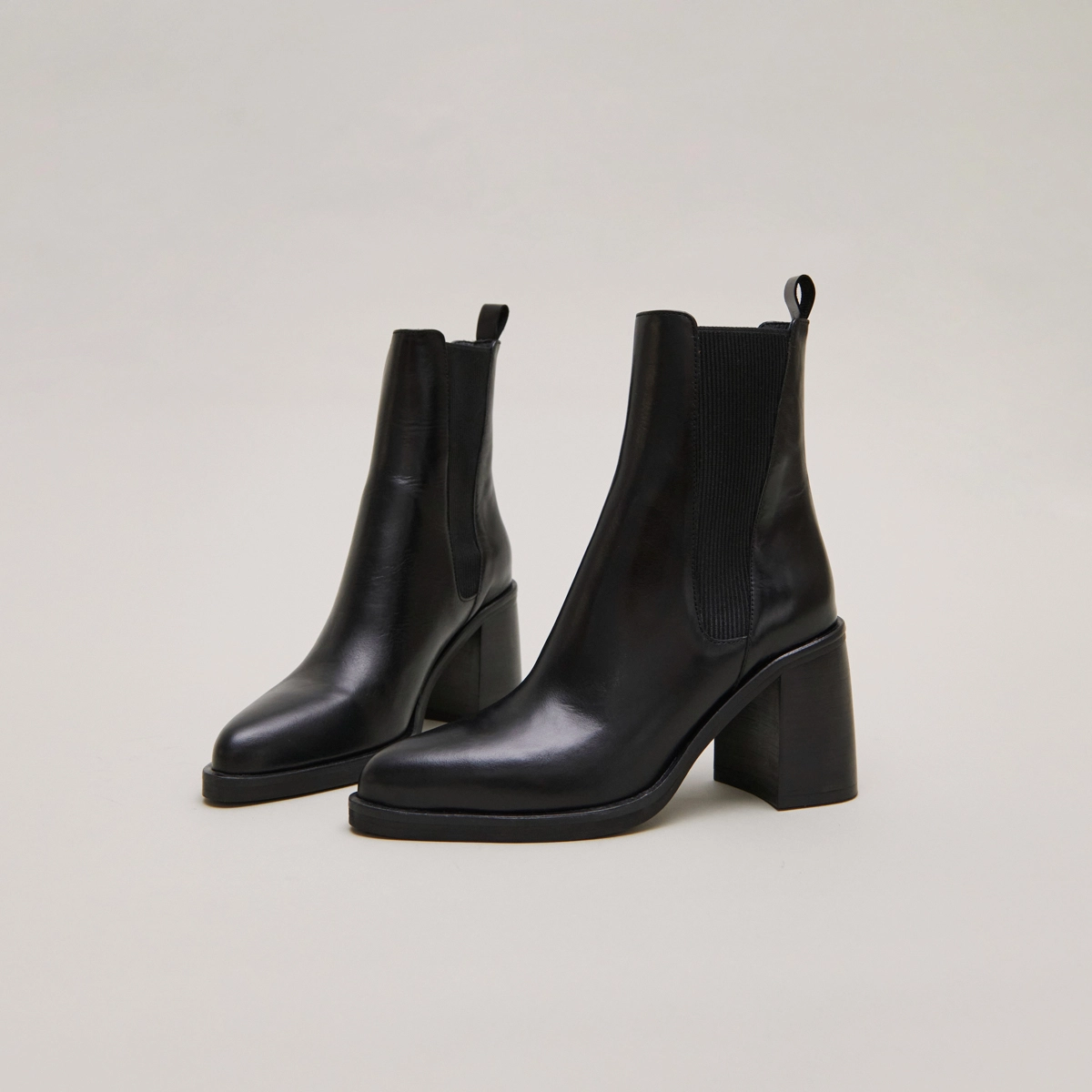 Heeled lowboots with elastics in black leather | DISCO