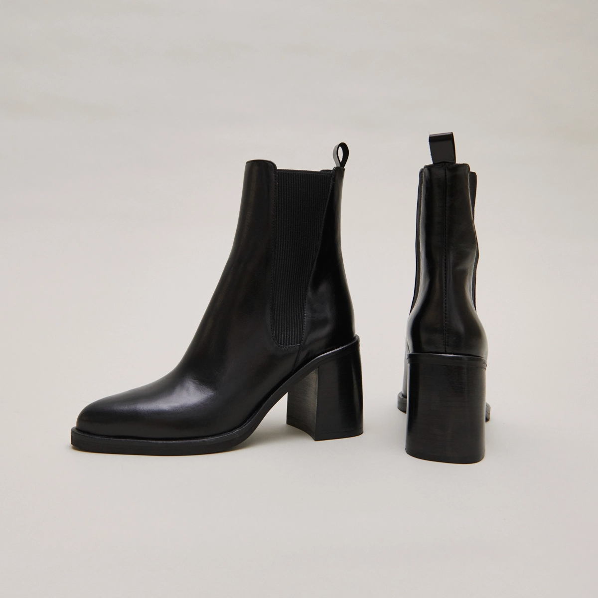 Heeled lowboots with elastics in black leather | DISCO