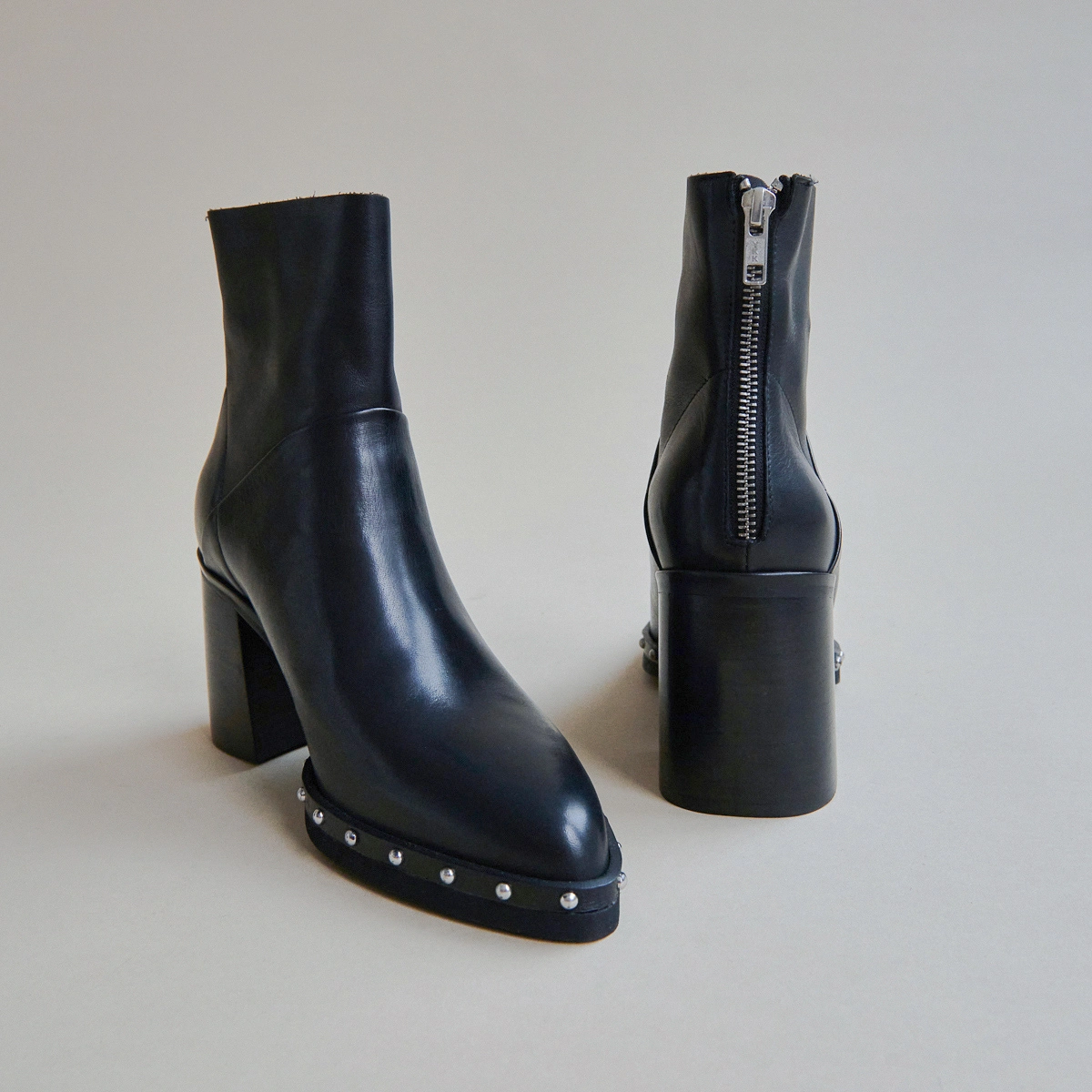 Heeled lowboots and back zippers in black leather | DIXIT