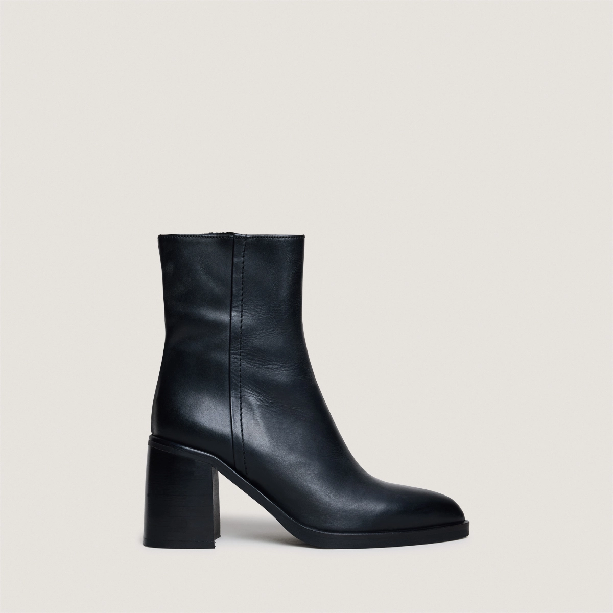 Ankle boots with heels in black leather | DOLOR