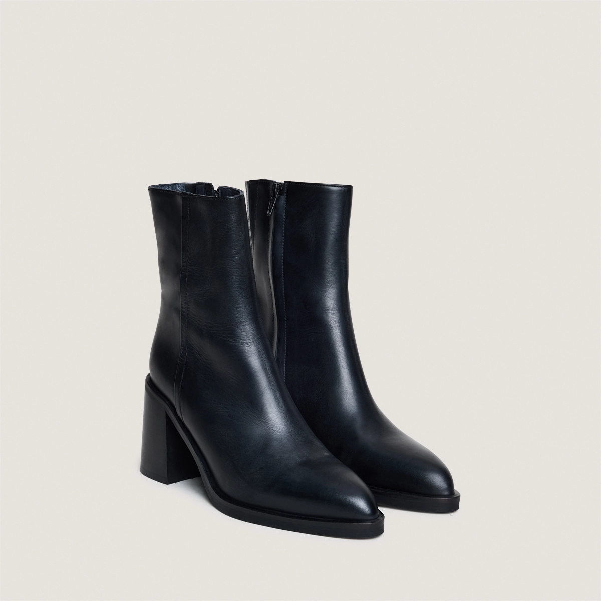 Ankle boots with heels in black leather | DOLOR