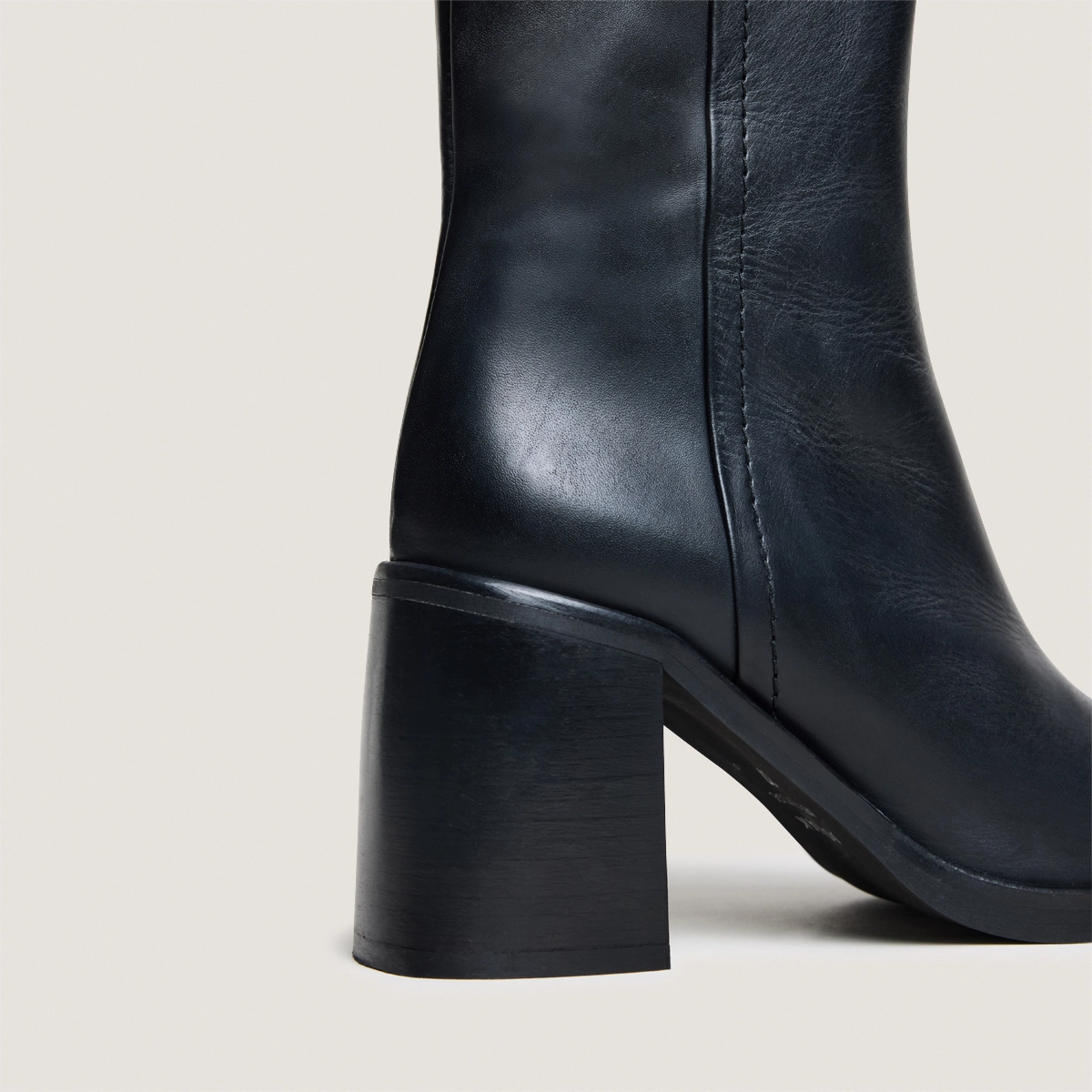Ankle boots with heels in black leather | DOLOR