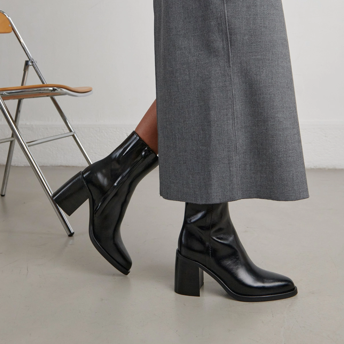 Ankle boots with heels in black leather | DOLOR