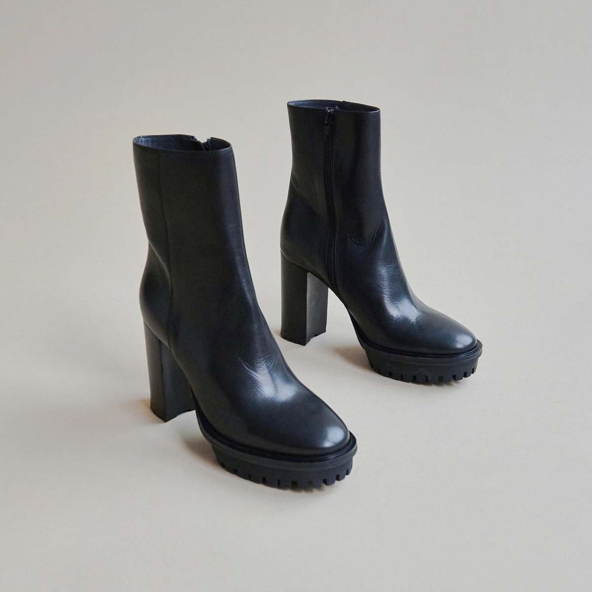 Ankle boots boots with heels and notched soles in black leather | DONATIEN