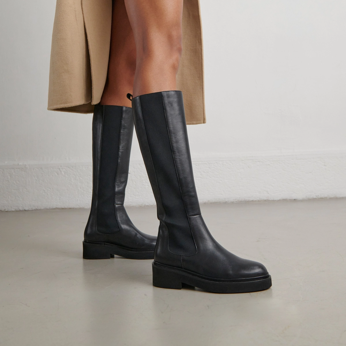 Boots with elastics in black leather | DOLMEN