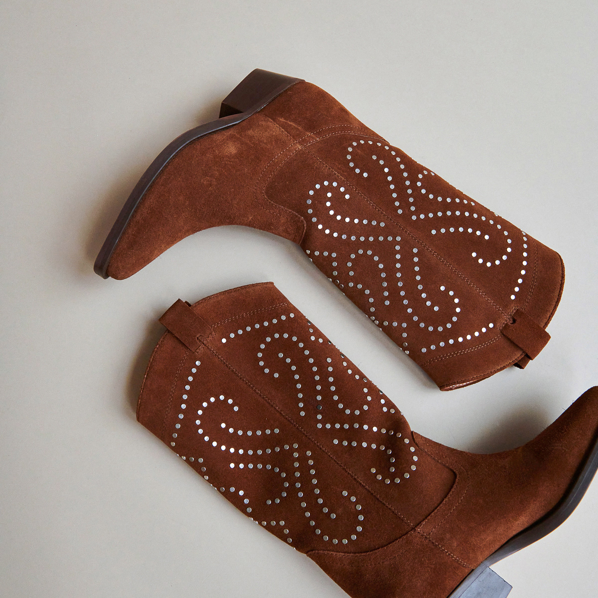 Boots with beveled heels in cognac suede | DYNASTIE