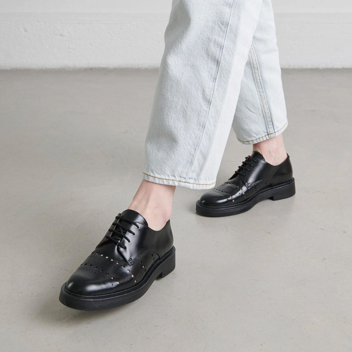 Pierced derbies in glazed black leather | AMARANTE