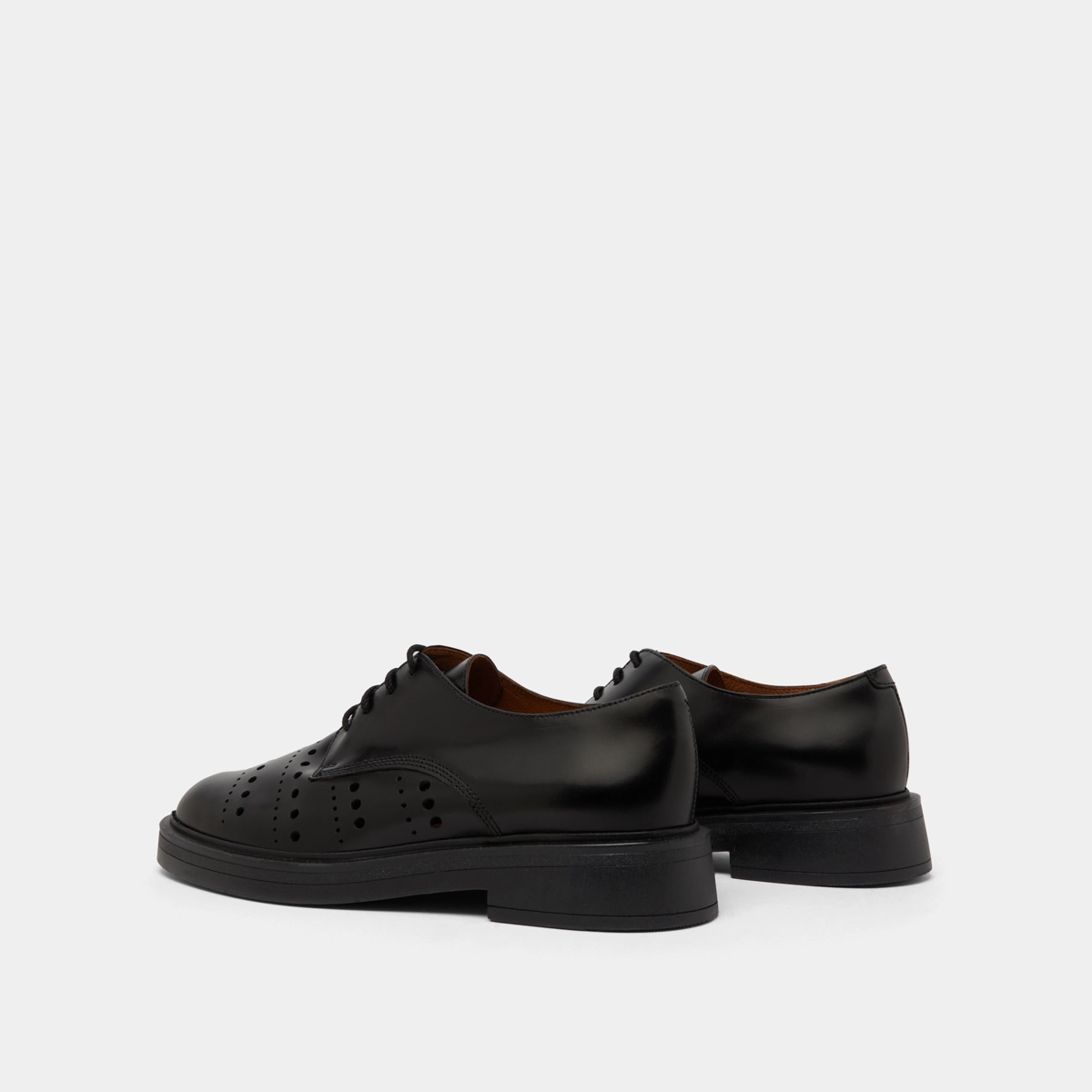Pierced derbies in glazed black leather | AMARANTE