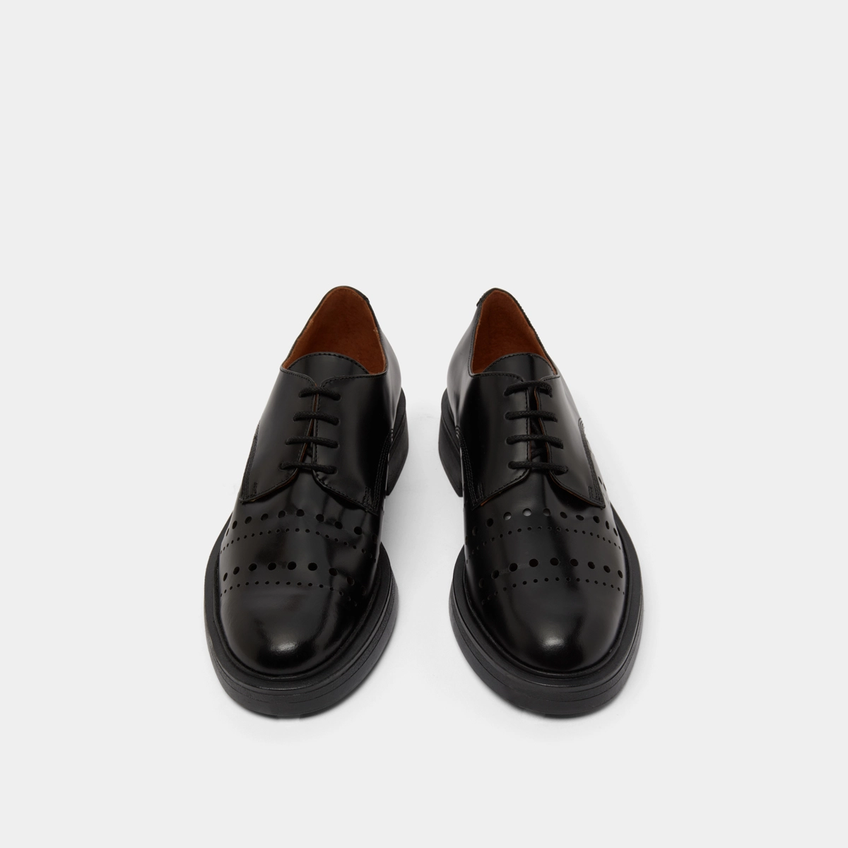 Pierced derbies in glazed black leather | AMARANTE