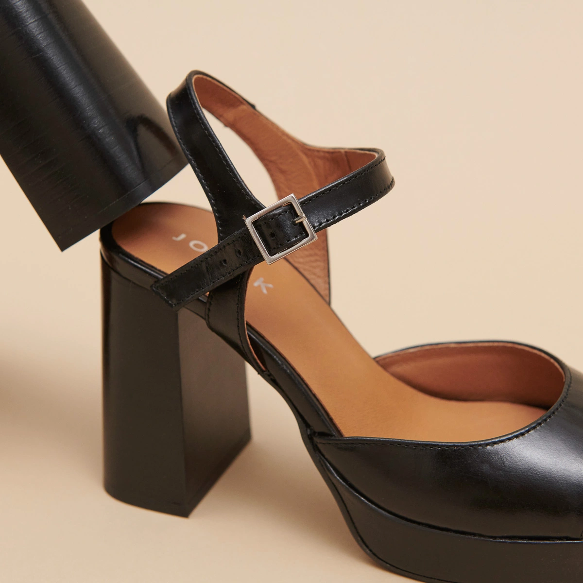 High-heeled sandals and platforms in black leather | BAMBA